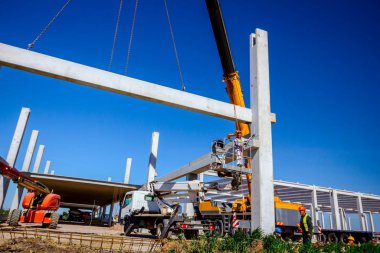 Mobil vinç büyük salona beton kiriş taşıyor