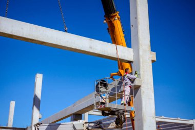 Mobil vinç büyük salona beton kiriş taşıyor