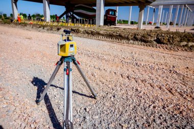 Modern cihaz lazer ile topografik ölçümler yapar, toplam c