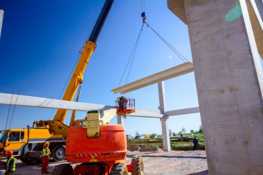 Mobil vinç büyük salona beton kiriş taşıyor