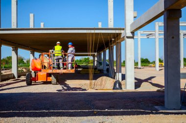 İşçi şantiyede yüksek kiraz toplayıcı yönetiyor