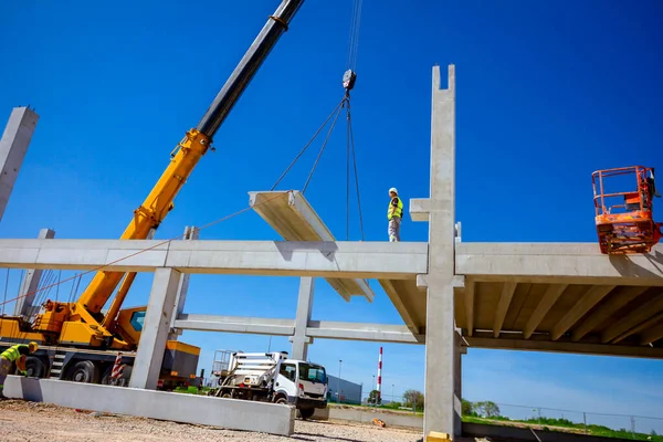 Los trabajadores están ayudando a grúa desde el suelo, mantener el equilibrio y la calamidad — Foto de Stock