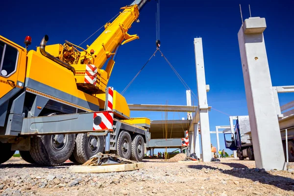 Hydraulische kraanvoet wordt ondersteund door voor veiligheid, laterale stabili- — Stockfoto