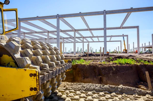 Rodillo de carretera con espigas está trabajando en el sitio de construcción — Foto de Stock