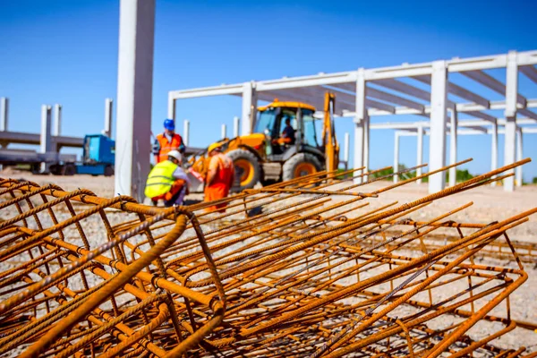 Esqueleto de acero de refuerzo, armadura, barra en la construcción sentarse — Foto de Stock