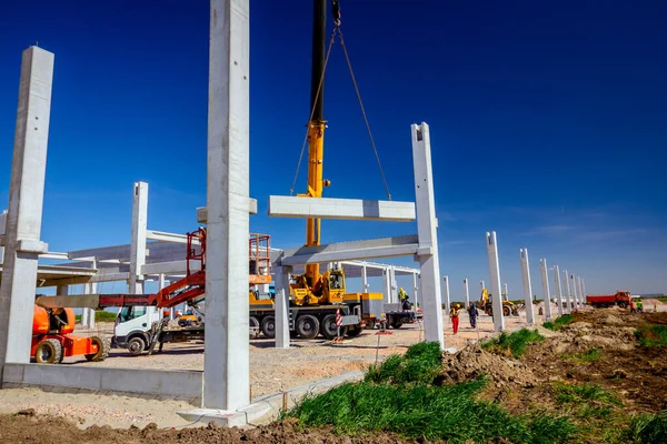 Mobiele kraan is het dragen van beton joist te monteren enorme hal — Stockfoto