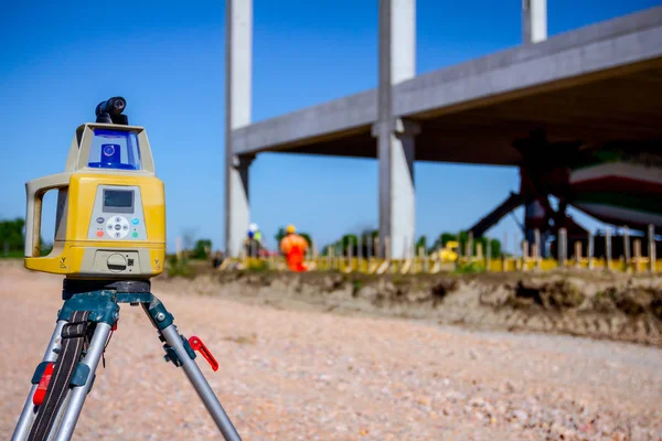 El dispositivo moderno hace mediciones topográficas con láser, c total — Foto de Stock