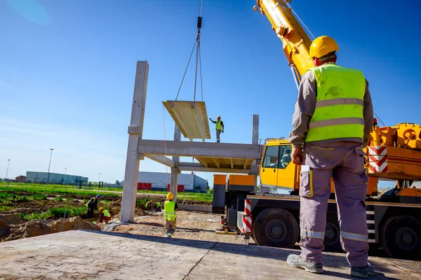 Chefe supervisiona, controle de gestão de vigas de concreto para montagem enorme — Fotografia de Stock