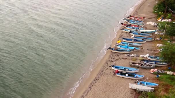 Kleine Vissersbootjes Liggen Droog Aangemeerd Aan Het Strand Bovenaanzicht Droge — Stockvideo