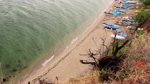 Kleine Vissersbootjes Liggen Droog Aangemeerd Aan Het Strand Bovenaanzicht Droge — Stockvideo