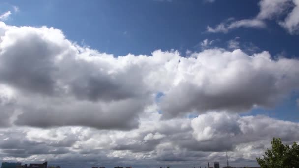 Vue Accélérée Sur Les Nuages Passant Rapidement Dessus Paysage Urbain — Video