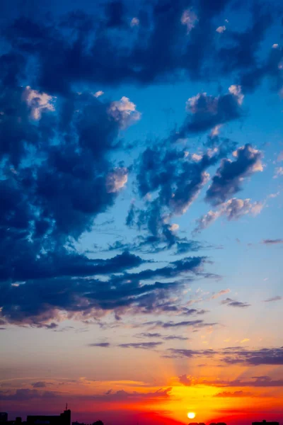 Сценический Вид Красивое Голубое Небо Белыми Пушистыми Облаками Закате Городской — стоковое фото