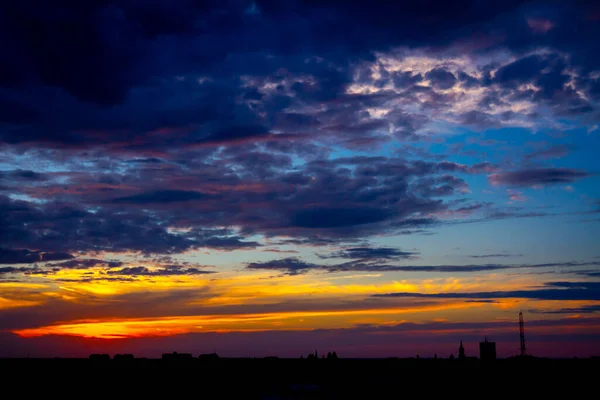 Vista Panorâmica Céu Azul Bonito Com Nuvens Brancas Fofas Pôr — Fotografia de Stock