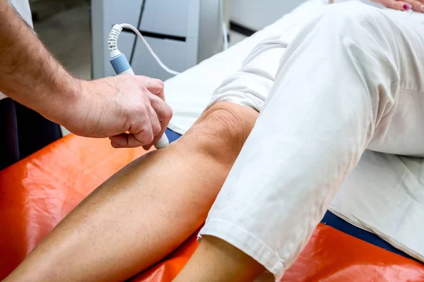 Sjukgymnast Behandlar Patient Knä Med Magnetterapi — Stockfoto