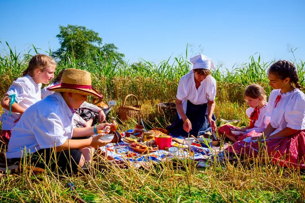 Muzlja Vojvodina Sérvia Julho 2019 Crianças Tomam Café Manhã Piquenique — Fotografia de Stock