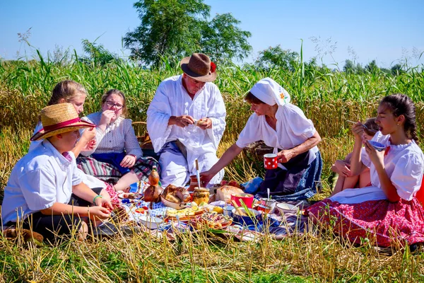 Muzlja Vojvodina Serbia Julio 2019 Los Padres Los Niños Desayunan — Foto de Stock