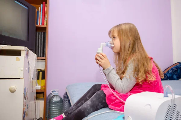 Niño Con Problemas Asmáticos Tomar Inhalación Con Máscara Cara Terapia — Foto de Stock