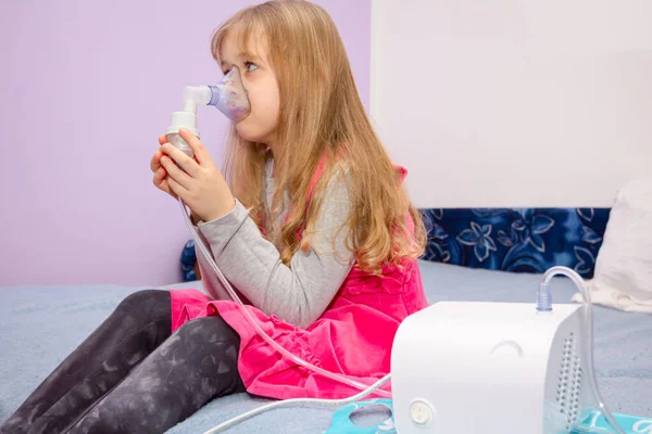 Barn Med Astmatiska Problem Tar Inhalation Med Mask Ansiktet Hemterapi — Stockfoto