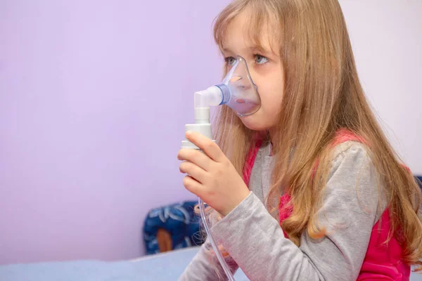 Kind Met Astmatische Problemen Inhalatie Met Masker Haar Gezicht Thuisbehandeling — Stockfoto
