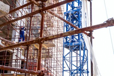 Ahşap platformlu iskele bina yapım aşamasındadır..