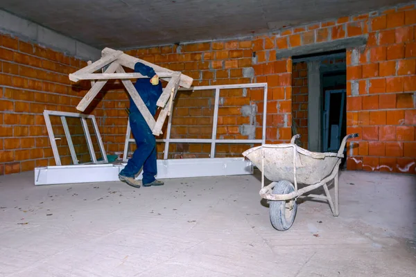 Wheelbarrow Building Site Worker Carry Wooden Mobile Scaffold — Stock Photo, Image