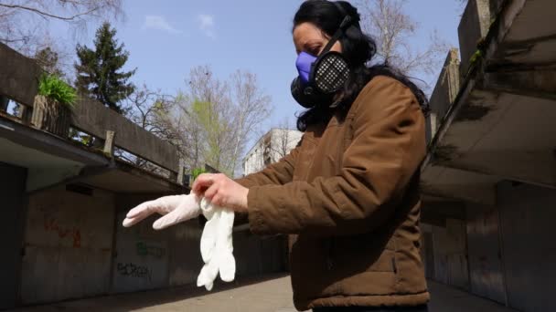Umieścić Rękawiczki Rękach Jak Noszenie Maski Filtracyjnej Kobieta Maską Filtracyjną — Wideo stockowe