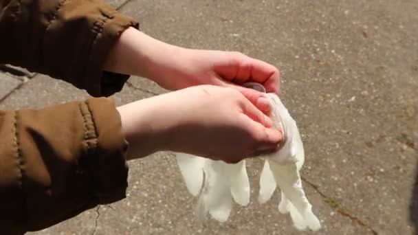 Ponte Guantes Las Manos Mujer Pone Guantes Goma Las Manos — Vídeo de stock