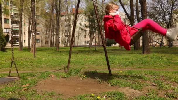 Niña Con Máscara Médica Guantes Balancea Sola Protegida Contra Virus — Vídeos de Stock