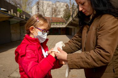 Annem COVID-19 virüsüne karşı korunmak için kızın ellerine lateks eldivenler takıyor, Corona.. 