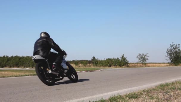 バイカーはレーストラック バイクレースでバイクに乗っています 264ビデオコーデック — ストック動画
