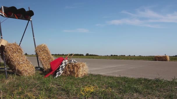 Dwie Flagi Czerwona Kratkę Stoją Beli Słomy Czekając Sędzia Sygnał — Wideo stockowe