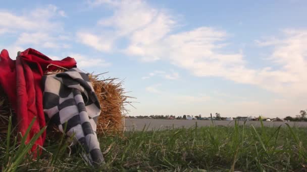 Twee Vlaggen Rood Geruit Staan Strobaal Wachten Tot Rechter Chauffeurs — Stockvideo