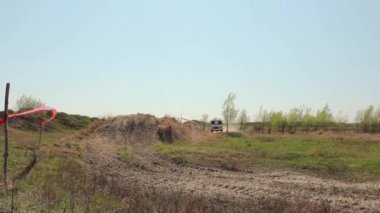 Tozlu arazide off-road arabaları geziyor. Off-road aracı, tozlu yolda uzun bir yolculuk yapıyor. H.264 video kodlayıcı