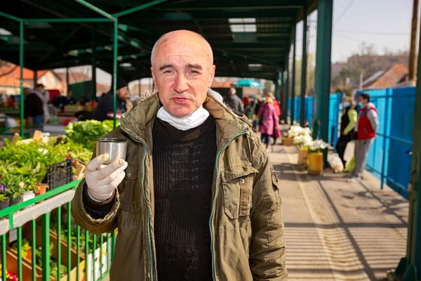 Satıcı Covid Virüsü Corona Karşı Korunan Bit Pazarında Mola Veriyor — Stok fotoğraf