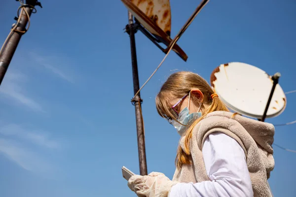 Liten Flicka Använder Mobiltelefon Bär Industriell Mask Med Pappersfilter Hennes — Stockfoto