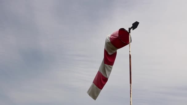 Vermelho Branco Windsock Mostra Direção Sopro Ventowindsock Ponteiro Vermelho Branco — Vídeo de Stock