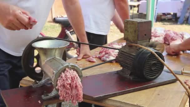 Männer Arbeiten Gemeinsam Fleischmahlmaschine Kraftverarbeitungsprozess Zur Herstellung Von Wurst — Stockvideo