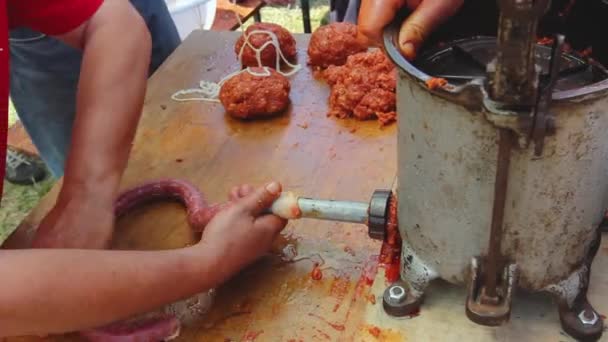 Slaktaren Fyller Gristarmen Med Malet Kött För Att Göra Korvar — Stockvideo