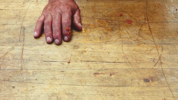 Mano Del Carnicero Mesa Madera Esperando Descanso Pausa — Vídeo de stock