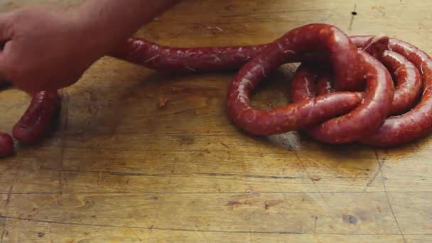 Draai Varkensdarmen Met Gehakt Vlees Handgemaakte Worsten Maken Slachter Draait — Stockvideo