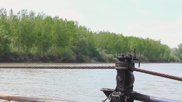 Potencia Humana Ferryboat People Vintage Manualmente Están Tirando Cable Acero — Vídeo de stock