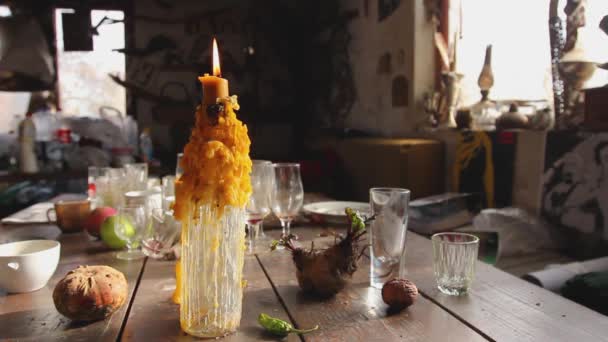 Κερί Καίγεται Τοποθετείται Μπουκάλι Κρασί Κηροπήγιο Καλύπτονται Σταγόνες Κίτρινο Κερί — Αρχείο Βίντεο