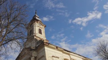 Ortodoks Kilisesi kırsal çan kulesini, kabarık bulutlu mavi gökyüzünü.