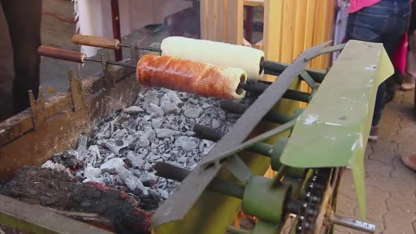 Traditioneel Hongaars Spuug Kaneel Schoorsteenkoek Roteren Voor Gelijk Bakken Gloeiende — Stockvideo