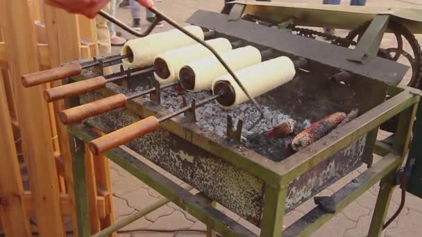 Scorțișoară Tradițională Maghiară Scuipată Tort Coș Fum Rotește Pentru Coacere — Videoclip de stoc