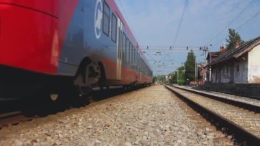 Yolcu treni geçiyor, alçak açılı görüş, ön taraftan geliyor..