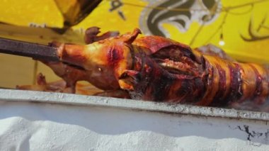 Domuzlar geleneksel yöntemlerle yavaş yavaş tükürülüyor, kömürle pişiriliyor, yağlı kızarmış et pişiriliyor, ocağın üzerinde ızgara domuz eti pişiriliyor..