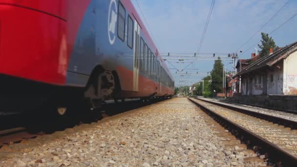 Passaggio Del Treno Passeggeri Vista Vista Angolo Basso Davanti — Video Stock