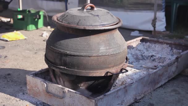 Grande Quantidade Comida Está Cozinhando Uma Grande Cerâmica Panelas Barro — Vídeo de Stock