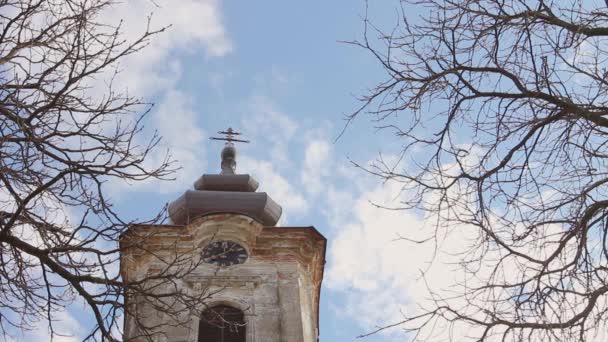 Kilátás Ortodox Templom Falusi Tornya Kék Bolyhos Felhők — Stock videók